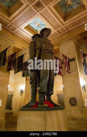 Vater-Sohn-Statue im Crypt of the Shrine of Remembrance war Memorial in Melbourne, Victoria, Australien Stockfoto