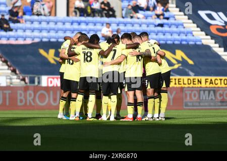 Wigan, England. August 2024. Charlton Athletic Huddle vor dem Spiel der Sky Bet EFL League One zwischen Wigan Athletic und Charlton Athletic im Brick Community Stadium. Kyle Andrews/Alamy Live News Stockfoto