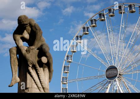 Das Kölner Riesenrad im Rheinauhafen auf dem Platz vor dem Schokoladenmuseum ist ein modernes Riesenrad der neuen Generation mit einer Gesamthöhe von ca. 48 Meter. Themenbild, Symbolbild Köln, 09.08.2024 NRW Deutschland *** das Kölner Riesenrad im Rheinauhafen auf dem Platz vor dem Schokoladenmuseum ist ein modernes Riesenrad der neuen Generation mit einer Gesamthöhe von rund 48 Metern Themenbild, Symbolbild Köln, 09 08 2024 NRW Deutschland Copyright: XChristophxHardtx Stockfoto