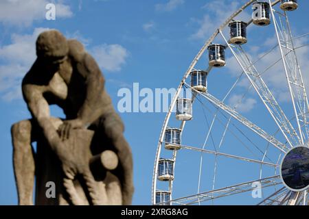 Das Kölner Riesenrad im Rheinauhafen auf dem Platz vor dem Schokoladenmuseum ist ein modernes Riesenrad der neuen Generation mit einer Gesamthöhe von ca. 48 Meter. Themenbild, Symbolbild Köln, 09.08.2024 NRW Deutschland *** das Kölner Riesenrad im Rheinauhafen auf dem Platz vor dem Schokoladenmuseum ist ein modernes Riesenrad der neuen Generation mit einer Gesamthöhe von rund 48 Metern Themenbild, Symbolbild Köln, 09 08 2024 NRW Deutschland Copyright: XChristophxHardtx Stockfoto