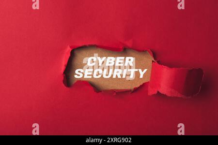 Ein roter Hintergrund mit einem Loch und den Worten Cyber Security. Konzept der Vulnerabilität und Schutzbedürftigkeit im digitalen Bereich Stockfoto