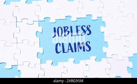 Ein Puzzle-Puzzleteil mit den Wörtern Arbeitslose in blau geschrieben, symbolisiert die Komplexität und den Einfluss der Arbeitslosigkeit auf die Gesellschaft. Stockfoto