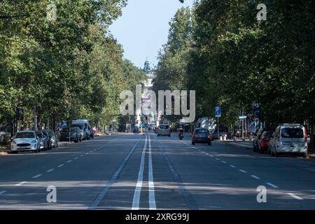 Mailand, Italien. August 2024. Milano si svuota durante le vacanze estive. Strade vuote e attività chiuse. - Cronaca - Mailand, Italien - Sabato 10 agosto 2024(Foto Alessandro Cimma/Lapresse) Mailand leert während der Sommerferien. Leere Straßen und geschlossene Geschäfte. - Chronik - Mailand, Italien - Samstag, 10. August 2024 (Foto Alessandro Cimma/Lapresse) Credit: LaPresse/Alamy Live News Stockfoto