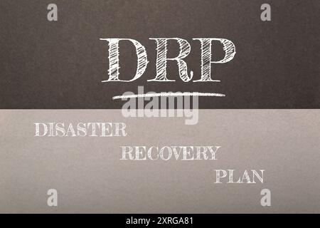 Ein Schwarzes Brett mit dem Aufdruck „Disaster Recovery Plan“. Die Wörter sind weiß und der Hintergrund schwarz Stockfoto