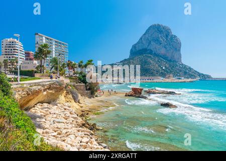 Playa del Cantal Roig mit Penyal d'IFAC im Hintergrund, Calp, Comunidad Valenciana, Viertel Alicante, Costa Blanca, Spanien Stockfoto