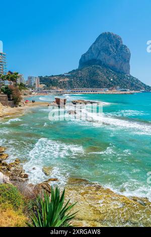 Playa del Cantal Roig mit Penyal d'IFAC im Hintergrund, Calp, Comunidad Valenciana, Viertel Alicante, Costa Blanca, Spanien Stockfoto