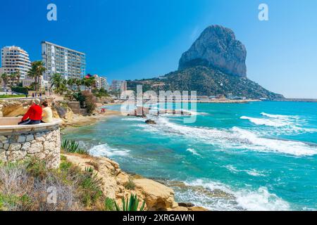 Playa del Cantal Roig mit Penyal d'IFAC im Hintergrund, Calp, Comunidad Valenciana, Viertel Alicante, Costa Blanca, Spanien Stockfoto