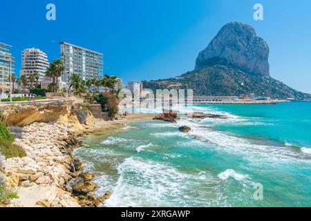 Playa del Cantal Roig mit Penyal d'IFAC im Hintergrund, Calp, Comunidad Valenciana, Viertel Alicante, Costa Blanca, Spanien Stockfoto