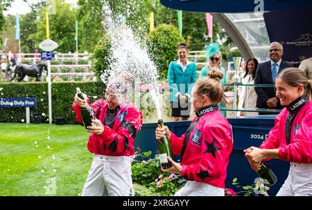 Ascot, Vereinigtes Königreich. Samstag, 10. August 2024. Der Champagner fließt und die Feierlichkeiten beginnen, als Joanna Mason, Marie Velon und Kapitän Hayley Turner auf der Ascot Racecourse, Berkshire, Großbritannien, den Shergar Cup für Team Ladies gewinnen. Credit JTW equine Images / Alamy Live News Stockfoto