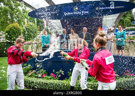 Ascot, Vereinigtes Königreich. Samstag, 10. August 2024. Der Champagner fließt und die Feierlichkeiten beginnen, als Joanna Mason, Marie Velon und Kapitän Hayley Turner auf der Ascot Racecourse, Berkshire, Großbritannien, den Shergar Cup für Team Ladies gewinnen. Credit JTW equine Images / Alamy Live News Stockfoto