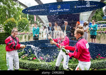 Ascot, Vereinigtes Königreich. Samstag, 10. August 2024. Der Champagner fließt und die Feierlichkeiten beginnen, als Joanna Mason, Marie Velon und Kapitän Hayley Turner auf der Ascot Racecourse, Berkshire, Großbritannien, den Shergar Cup für Team Ladies gewinnen. Credit JTW equine Images / Alamy Live News Stockfoto