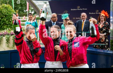 Ascot, Vereinigtes Königreich. Samstag, 10. August 2024. Der Champagner fließt und die Feierlichkeiten beginnen, als Joanna Mason, Marie Velon und Kapitän Hayley Turner auf der Ascot Racecourse, Berkshire, Großbritannien, den Shergar Cup für Team Ladies gewinnen. Credit JTW equine Images / Alamy Live News Stockfoto