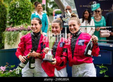 Ascot, Vereinigtes Königreich. Samstag, 10. August 2024. Der Champagner fließt und die Feierlichkeiten beginnen, als Joanna Mason, Marie Velon und Kapitän Hayley Turner auf der Ascot Racecourse, Berkshire, Großbritannien, den Shergar Cup für Team Ladies gewinnen. Credit JTW equine Images / Alamy Live News Stockfoto