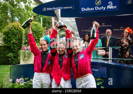 Ascot, Vereinigtes Königreich. Samstag, 10. August 2024. Der Champagner fließt und die Feierlichkeiten beginnen, als Joanna Mason, Marie Velon und Kapitän Hayley Turner auf der Ascot Racecourse, Berkshire, Großbritannien, den Shergar Cup für Team Ladies gewinnen. Credit JTW equine Images / Alamy Live News Stockfoto