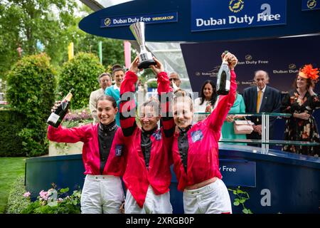 Ascot, Vereinigtes Königreich. Samstag, 10. August 2024. Der Champagner fließt und die Feierlichkeiten beginnen, als Joanna Mason, Marie Velon und Kapitän Hayley Turner auf der Ascot Racecourse, Berkshire, Großbritannien, den Shergar Cup für Team Ladies gewinnen. Credit JTW equine Images / Alamy Live News Stockfoto