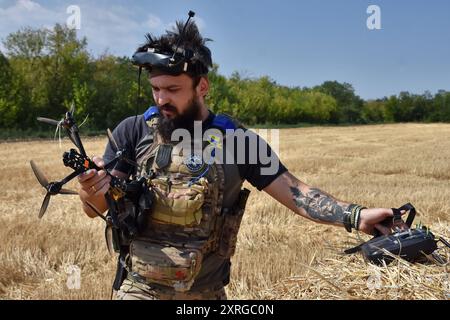 Ein Drohnenbetreiber der 15. Brigade (Kara-Dag) der Nationalgarde der Ukraine bereitet eine FPV (First-Person-View)-Kamikaze-Drohne für den Flug während eines militärischen Trainings vor. Der massenhafte Einsatz von Drohnen der FPV (First-Person-Ansicht) in Feindseligkeiten zwischen ukrainischen und russischen Streitkräften hat das Muster des modernen Krieges radikal verändert. Der erfolgreiche Einsatz einer oder mehrerer billiger Drohnen ermöglicht die Zerstörung von Geräten im Wert von Millionen Dollar. Das Militär verwendet FPV-Drohnen als Kamikaze-Drohnen und installiert verschiedene Sprengköpfe auf ihnen. Andererseits sind FPV Kamikaze Drohnen Präzisionswaffen mit Kappe Stockfoto