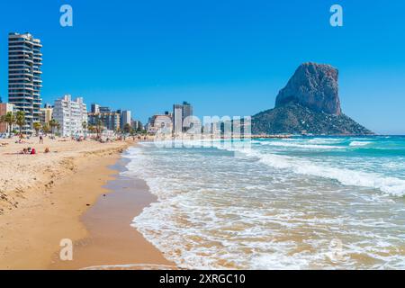 Playa del Cantal Roig mit Penyal d'IFAC im Hintergrund, Calp, Comunidad Valenciana, Viertel Alicante, Costa Blanca, Spanien Stockfoto