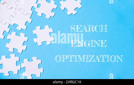 Ein Rätsel mit den Worten Suchmaschinenoptimierung. Die Puzzleteile sind im Bild verstreut und erzeugen ein Gefühl von Unordnung und c Stockfoto