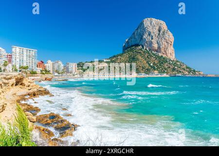 Playa del Cantal Roig mit Penyal d'IFAC im Hintergrund, Calp, Comunidad Valenciana, Viertel Alicante, Costa Blanca, Spanien Stockfoto