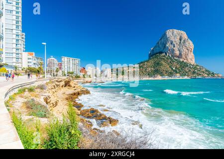 Playa del Cantal Roig mit Penyal d'IFAC im Hintergrund, Calp, Comunidad Valenciana, Viertel Alicante, Costa Blanca, Spanien Stockfoto