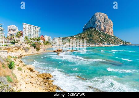 Playa del Cantal Roig mit Penyal d'IFAC im Hintergrund, Calp, Comunidad Valenciana, Viertel Alicante, Costa Blanca, Spanien Stockfoto