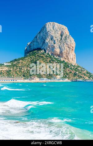 Playa del Cantal Roig mit Penyal d'IFAC im Hintergrund, Calp, Comunidad Valenciana, Viertel Alicante, Costa Blanca, Spanien Stockfoto