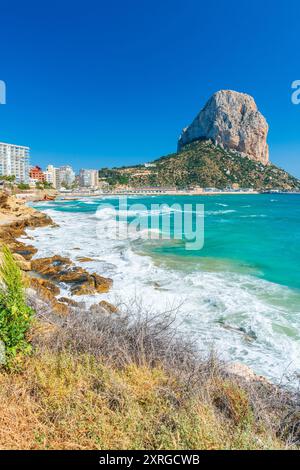 Playa del Cantal Roig mit Penyal d'IFAC im Hintergrund, Calp, Comunidad Valenciana, Viertel Alicante, Costa Blanca, Spanien Stockfoto