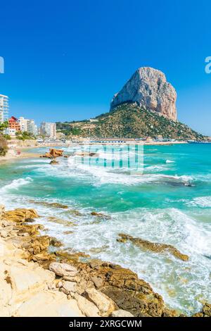 Playa del Cantal Roig mit Penyal d'IFAC im Hintergrund, Calp, Comunidad Valenciana, Viertel Alicante, Costa Blanca, Spanien Stockfoto