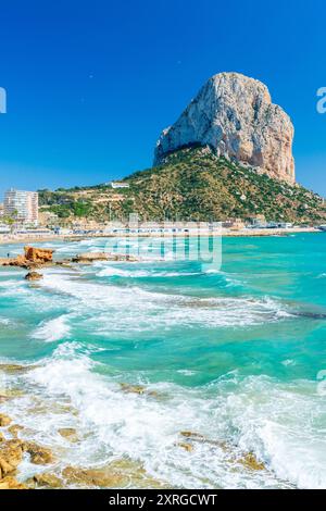 Playa del Cantal Roig mit Penyal d'IFAC im Hintergrund, Calp, Comunidad Valenciana, Viertel Alicante, Costa Blanca, Spanien Stockfoto