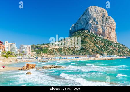 Playa del Cantal Roig mit Penyal d'IFAC im Hintergrund, Calp, Comunidad Valenciana, Viertel Alicante, Costa Blanca, Spanien Stockfoto