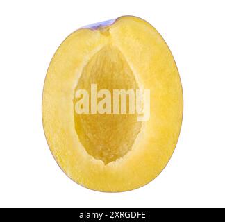 Halb auf einer Pflaumenfrucht, kein Samen, isoliert auf weiß Stockfoto