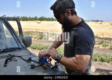 Ein Drohnenbetreiber der 15. Brigade (Kara-Dag) der Nationalgarde der Ukraine bereitet eine FPV (First-Person-View)-Kamikaze-Drohne für den Flug während eines militärischen Trainings vor. Der massenhafte Einsatz von Drohnen der FPV (First-Person-Ansicht) in Feindseligkeiten zwischen ukrainischen und russischen Streitkräften hat das Muster des modernen Krieges radikal verändert. Der erfolgreiche Einsatz einer oder mehrerer billiger Drohnen ermöglicht die Zerstörung von Geräten im Wert von Millionen Dollar. Das Militär verwendet FPV-Drohnen als Kamikaze-Drohnen und installiert verschiedene Sprengköpfe auf ihnen. Andererseits sind FPV Kamikaze Drohnen Präzisionswaffen mit Kappe Stockfoto