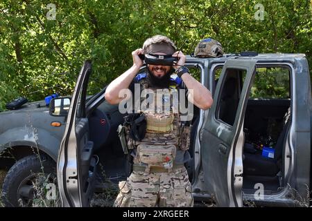 Ein Drohnenbetreiber der 15. Brigade (Kara-Dag) der Nationalgarde der Ukraine bereitet sich darauf vor, während einer militärischen Trainingsübung eine Kamikaze-Drohne der FPV (First-Person-View) zu betreiben. Der massenhafte Einsatz von Drohnen der FPV (First-Person-Ansicht) in Feindseligkeiten zwischen ukrainischen und russischen Streitkräften hat das Muster des modernen Krieges radikal verändert. Der erfolgreiche Einsatz einer oder mehrerer billiger Drohnen ermöglicht die Zerstörung von Geräten im Wert von Millionen Dollar. Das Militär verwendet FPV-Drohnen als Kamikaze-Drohnen und installiert verschiedene Sprengköpfe auf ihnen. Andererseits sind FPV Kamikaze Drohnen Präzisionswaffen, die fähig sind Stockfoto