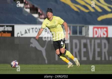 Wigan, England. August 2024. Alex Mitchell von Charlton Athletic während des Spiels zwischen Wigan Athletic und Charlton Athletic im Brick Community Stadium. Kyle Andrews/Alamy Live News Stockfoto