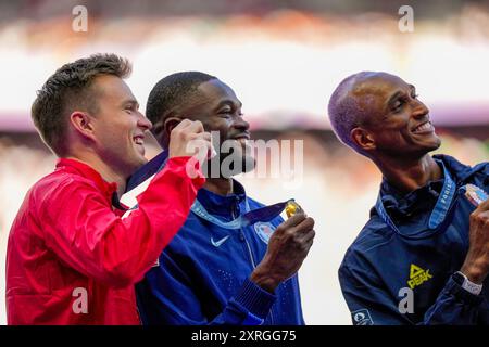 Paris, Frankreich 20240810. Podium in den 400-m-Hürden von v. 2. Platz Karsten Warholm, 1. Platz Rai Benjamin, USA und 3. Platz Alison dos Santos, Brasilien während der Medaillenzeremonie nach dem gestrigen Finale in den 400-m-Hürden im Stade de France während der Olympischen Sommerspiele 2024 in Paris. Foto: Beate Oma Dahle / NTB Stockfoto