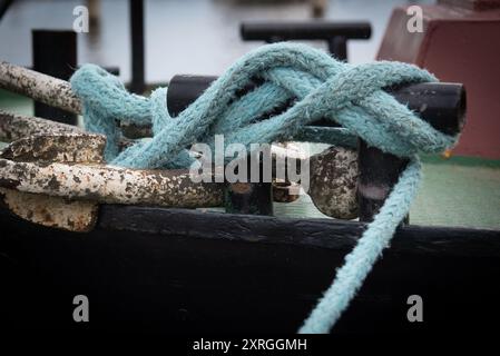 Verdrehtes Schiff mit festem Seil zur Sicherung von Fischerbooten Stockfoto