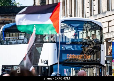 Edinburgh, Schottland. Samstag, 10. August 2024. Demonstranten versammeln sich vor dem schottischen Nationalmuseum in der Chambers Street und rufen zu einem sofortigen Waffenstillstand im Gaza-Konflikt auf. Stockfoto