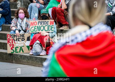 Edinburgh, Schottland. Samstag, 10. August 2024. Demonstranten versammeln sich vor dem schottischen Nationalmuseum in der Chambers Street und rufen zu einem sofortigen Waffenstillstand im Gaza-Konflikt auf. Stockfoto