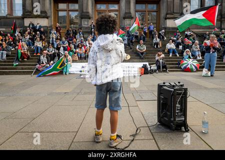 Edinburgh, Schottland. Samstag, 10. August 2024. Demonstranten versammeln sich vor dem schottischen Nationalmuseum in der Chambers Street und rufen zu einem sofortigen Waffenstillstand im Gaza-Konflikt auf. Stockfoto