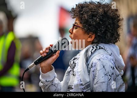 Edinburgh, Schottland. Samstag, 10. August 2024. Demonstranten versammeln sich vor dem schottischen Nationalmuseum in der Chambers Street und rufen zu einem sofortigen Waffenstillstand im Gaza-Konflikt auf. Stockfoto