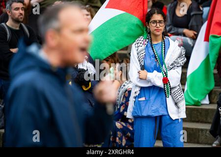 Edinburgh, Schottland. Samstag, 10. August 2024. Demonstranten versammeln sich vor dem schottischen Nationalmuseum in der Chambers Street und rufen zu einem sofortigen Waffenstillstand im Gaza-Konflikt auf. Stockfoto