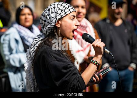 Edinburgh, Schottland. Samstag, 10. August 2024. Demonstranten versammeln sich vor dem schottischen Nationalmuseum in der Chambers Street und rufen zu einem sofortigen Waffenstillstand im Gaza-Konflikt auf. Stockfoto