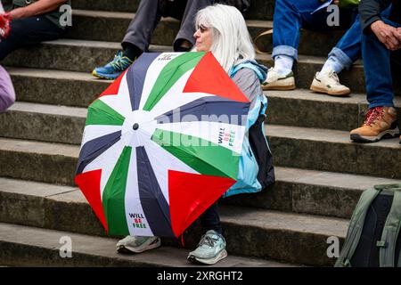 Edinburgh, Schottland. Samstag, 10. August 2024. Demonstranten versammeln sich vor dem schottischen Nationalmuseum in der Chambers Street und rufen zu einem sofortigen Waffenstillstand im Gaza-Konflikt auf. Stockfoto