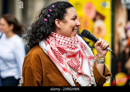 Edinburgh, Schottland. Samstag, 10. August 2024. Demonstranten versammeln sich vor dem schottischen Nationalmuseum in der Chambers Street und rufen zu einem sofortigen Waffenstillstand im Gaza-Konflikt auf. Stockfoto