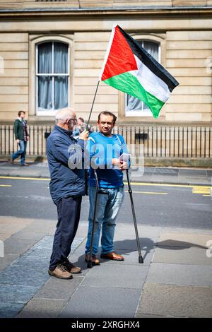 Edinburgh, Schottland. Samstag, 10. August 2024. Demonstranten versammeln sich vor dem schottischen Nationalmuseum in der Chambers Street und rufen zu einem sofortigen Waffenstillstand im Gaza-Konflikt auf. Stockfoto