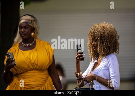Zuschauer auf der Ascot Racecourse. Bilddatum: Samstag, 10. August 2024. Stockfoto