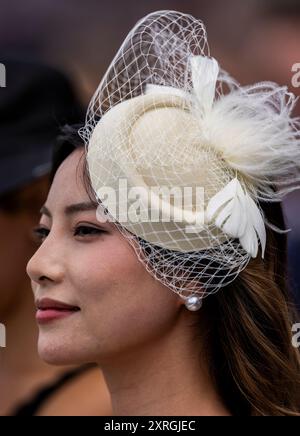 Zuschauer auf der Ascot Racecourse. Bilddatum: Samstag, 10. August 2024. Stockfoto