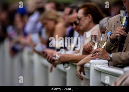 Zuschauer auf der Ascot Racecourse. Bilddatum: Samstag, 10. August 2024. Stockfoto