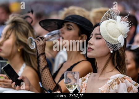 Zuschauer auf der Ascot Racecourse. Bilddatum: Samstag, 10. August 2024. Stockfoto