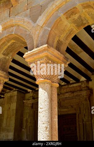 Caracena Stadt, San Pedro Kirche (romanisch, 12. Jahrhundert). Kapital. Provinz Soria, Castilla y Leon, Spanien. Stockfoto